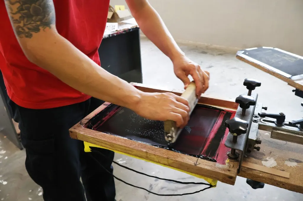 Manual silkscreen printing with squeegee